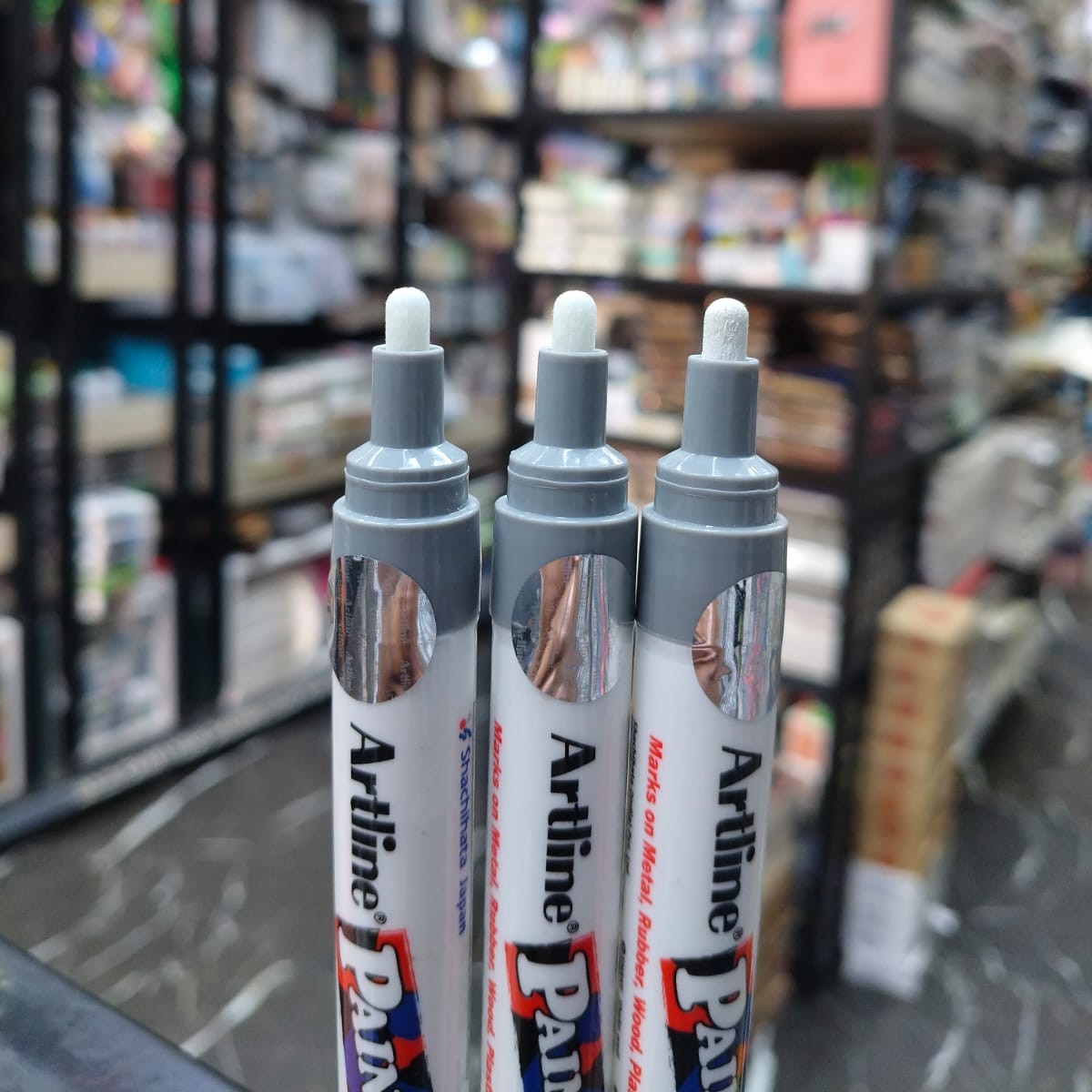 CmOgRwtfKM_Q95E4xO5.jpg Artline 2.3mm Paint Marker White 1pes - Image 1